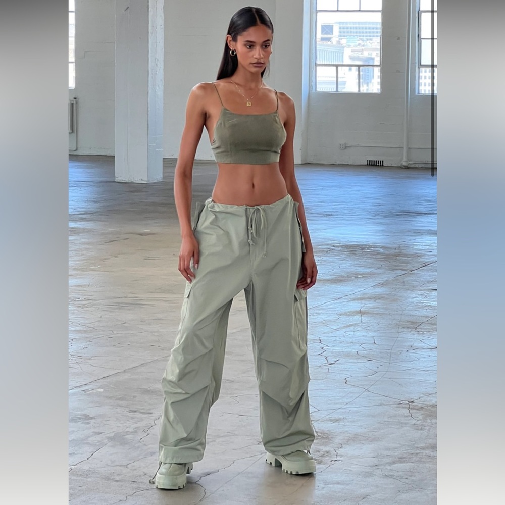 Local European parachute pant, NWOT